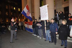 PODRŠKA NA ULICI
Prosvjednici su pred Narodnom bankom
vikali 'Ne damo HNB'