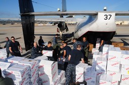 Američka mornarica šalje hranu i vodu na brod (Reuters)