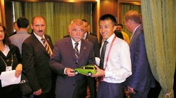 Predsjednik Mesić na dar je dobio maketu novoga modela brzorastuće kineske automobilske kompanije Great Wall, koja želi poslovati u RH