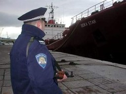 Hrvatski policajac ispred broda "Boka Star"
