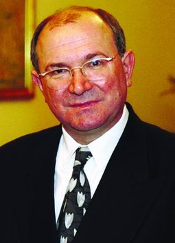 Poslije višemjesečnog izbivanja iz javnosti, Mate Granić dugogodišnji ministar vanjskih poslova, ponovno se aktivirao na međunarodnoj sceni.