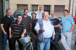 Ivan Dadić sa svojim suradnicima iz Instituta prometa i veza i prototipom uređaja za satelitsku naplatu cestarina u ruci