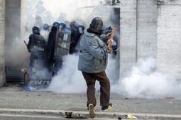 Prosvjednici su napali policajce (Reuters)