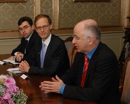 BRITANCI NA DJELU Denis McShane, britanski ministar za Europu, i John Ramsden, veleposlanik Velike Britanije u Hrvatskoj, tijekom posjeta Vladi RH