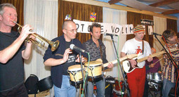 S grupom Šo! Mazgoon 2004. na Lastovu na poznatom karnevalu Poklade