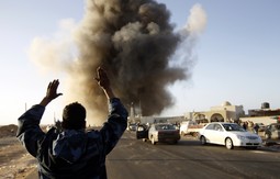Prizor jednog od jučerašnjih zračnih napada Gadafijevih snaga u Ras Lanufu (Reuters)