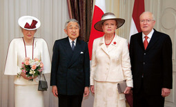 MEĐUNARODNI ODNOSI Japanski carski par Michiko i Akihito s predsjednicom Vairom Vike Freibergom i njenim suprugom Imantsom; prvi predsjednik Guntis Ulmanis (lijevo)