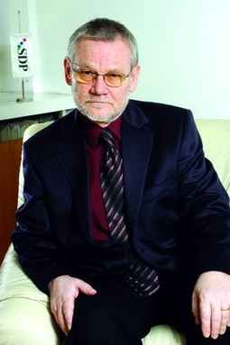 Dr. Ljubo Jurčić pridružio se Račanovoj vladi u kolovozu 2002. kao nestranački ministar gospodarstva, a i on se spominje ovih dana kao potencijalni osumnjičenik za krah brodogradilišta "Viktor Lenac".
