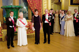 Nicolas Sarkozy, kraljica Elizabeta II., Carla Bruni-Sarkozy i princ Philip prošlog tjedna pozirali su fotografima u palači Windsor prije svečane državničke večere