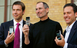 VLASNIK Applea Steve Jobs (u sredini) s Renéom Obermannom iz Deutsche Telekoma i Hamidom Akhavanom iz T-Mobilea prošlog tjedna u Berlinu na promociji iPhonea