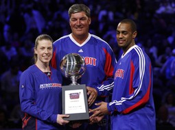 Bill Laimbeer (u sredini), trener Detroit Shocka