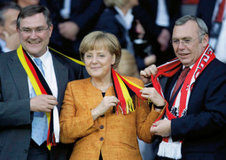 U SVEČANOJ LOŽI Njemački ministar obrane Franz Josef Jung, Angela Merkel i austrijski premijer