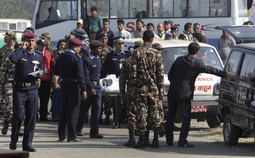 Spasioci izvlače tijela poginulih (Reuters)