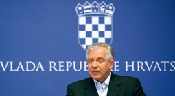 PREMIJER IVO SANADER Novi hrvatski predsjednik Vlade 2004. bio je zanimljiv Slovencima zbog pitanja Piranskog zaljeva, štediša Ljubljanske banke i NE Krško