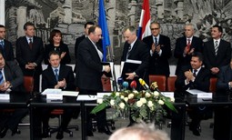 IVAN ŠUKER, ministar financija u Vladi RH - koji je bio nazočan i na potpisivanju ugovora između
Plinacra, Ine, Vlade i MOL-a u siječnju 2009. (na slici sasvim lijevo) - potpisao je novi ugovor između
Vlade i MOL-a koji bi zbog nepreciznih formulacija mogao nanijeti štetu hrvatskoj državi
