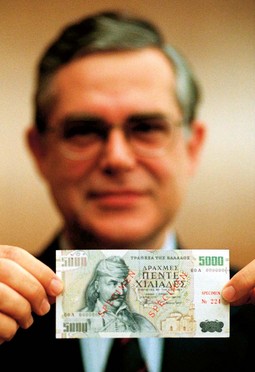 Novoizabrani grčki premijer Lucas Papademos predstavio je 1998. godine novčanicu od 5000 drahmi