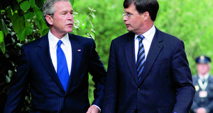 Američki predsjednik George W. Bush i NATO savez rade veliki pritisak na nizozemskog premijera Jana Petera Balkenendea da pojača nizozemski kontigent u Afganistanu