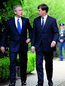 Američki predsjednik George W. Bush i NATO savez rade veliki pritisak na nizozemskog premijera Jana Petera Balkenendea da pojača nizozemski kontigent u Afganistanu