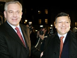 Premijer Sanader i šef Europske komisije José Manuel Barroso; sudeći po dosadašnjoj brzini pregovora i računajući kasniji proces ratifikacije, Hrvatska će teško u EU prije 2011.