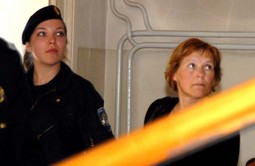 ODLUČNA OBRANA
Davorka Smoković
smatra neutemeljenima
optužbe da je
protuzakonito
pogodovala Draženu
Golemoviću