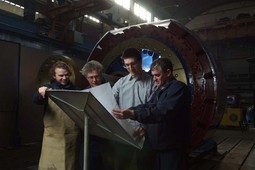 Razvoj generatora
Projektni inženjer Hrvoje
Vidović (drugi slijeva), s
kolegama proučava nacrt
golemog električnog
generatora koji se upravo
proizvodi u Končarevoj
tvornici u Zagrebu