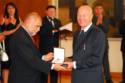Božu Dimnika je Stjepan Mesić 2007. odlikovao 'Redom hrvatskog pletera'