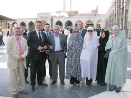 Hrvatski veleposlanik u Iranu Esad Prohić (prvi slijeva), Radimir Čačić i suradnice prikladno odjevene tijekom posjeta jednom od tri najvažnija islamska svetišta, Holy Shrineu u gradu Mashadu