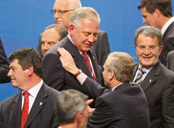 Šefovi zemalja članica NATO-a prošli su tjedan čestitali premijeru Sanaderu na dobivenoj pozivnici; primitku Hrvatske u NATO savez prethodit će ratifikacija u svim zemljama članicama