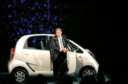Ratan Tata, prvi čovjek Tate i praunuk osnivača, stvorio je od indijskog koncerna globalnog igrača; na snimci s Tatom Nano, najjeftinijim automobilom na svijetu
