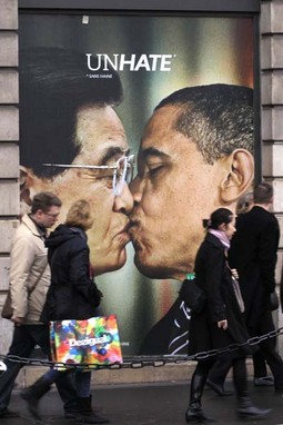 Obama i Hu Jintao, ljubav SAD-a i Kine samo na Benettonovu plakatu