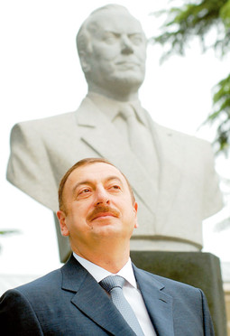 ILHAN ALIJEV, predsjednik Azerbejdžana, pred bistom oca Hajdara, nastavljač politike  dobrih odnosa s Rusijom i SAD-om radi stabilne proizvodnje i izvoza nafte