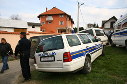 POTJERA BEZ PREMCA u traganju za Koradeom sudjeluje petstotinjak policajaca uz upotrebu helikoptera i termovizijskih kamera, što dodatno opterećuje MUP koji istodobno priprema i posjet predsjednika Busha Zagrebu