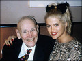 Anne Nicole Smith i njezin pokojni suprug J. Howard Marshal II koji je preminuo 1995. prije no što ju je uvrstio u oporuku