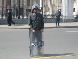 Peruanski policajac na straži