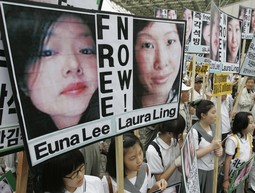 PROSVJED U SEOULU
Južnokorejanci traže
oslobađanje američkih
novinarki Eune Lee i Laure Ling, navodno otetih od strane
sjevernokorejskih graničara na teritoriju Kine
