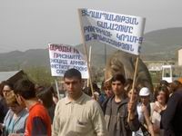 Studenti s transparentima na kojima piše: "Da je Hitler počinio Genocid nad Armencima, o tome svijet ne bi šutio" Lokacija: Stepanakert, Gorski Karabah, 2005. (Wikipedia)