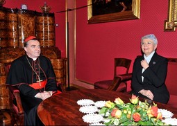 ZAHLADNJELI ODNOSI
Prema preporuci mlađih teologa i svećenika, kardinal Josip Bozanić odlučio je distancirati se od svih političkih stranaka, pa tako i
vladajućeg HDZ-a ( na
slici s premijerkom
Jadrankom Kosor)