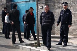 POLICAJCI pred
Weiweijevim ateljeom
u Pekingu nakon
objave optužbi za
'gospodarski kriminal'