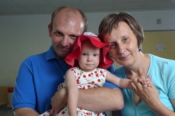 Laura Šimić s roditeljima Marijanom i Zdenkom; Laura je prva beba u Hrvatskoj koja je priključena na sustav
ECMO i preživjela je 164
sata bez pluća i srca