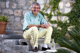 PRVI ČOVJEK PERNOD
RICARDA Pierre Pringuet bio je gost Dubrovnik Film Meetinga, a Nacionalovu fotografu
pozirao je s bocom Absolut votke, koju su na svoj portfolio uvrstili kupivši švedski Vin & Sprit