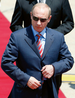 Mnogi promatrači su pri dolasku Vladimira Putina na zagrebački aerodrom primijetili da sličnost između njega i novog Jamesa Bonda, glumca Daniela Craiga, nije samo u tome što obojica nose Brioni odijela 
