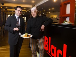 KVALITETNA USLUGA
Voditelj restorana Boris
Prosenica s Robertom
Slogarom, šefom kuhinje u Black Rocku i jednim od najeminentnijih kuhara u Hrvatskoj