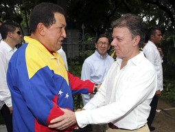 Hugo Chavez i Juan Manuel Santos (Reuters)