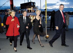 THE MINISTERS IN STOCKHOLM The head of the French diplomacy, Bernard Couchner, an his Swedish colleague Carl Bildt with their wives Christine Ockrent and Anna Maria Corazzo Bildt