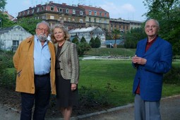 Krzysztof Penderecki sa suprugom Elzbietom i Milko Kelemen u zagrebačkom Botaničkom vrtu čijom ljubaznošću je nastala ova snimka