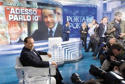 ZABRINUTI PREMIJER Berlusconi boji se da će izgubiti glasove katolika pa je odlučio javno braniti
svoja stajališta u popularnoj emisji 'Porta a porta', a želi o aferi govoriti i pred parlamentom