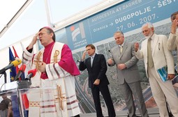 Kalmeta na otvorenju
dionice autoceste Dugopolje-Šestanovac 2007. s Ivom Sanaderom, nadbiskupom Marinom
Barišićem i županom Antom Sanaderom