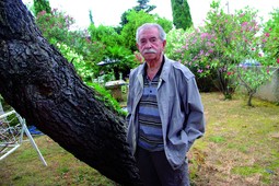 MIRAN ŽIVOT U ISTRI
Ivan Mišković snimljen u svom vrtu u selu Premanturi pokraj Pule, gdje ga poznanici i dalje zovu 'general'