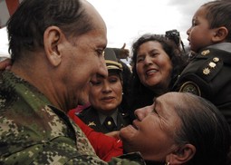 General Luis Mendieta s obitelji na aerodromu u Bogoti nakon 12 godina zatočeništva (fotot: Reuters)