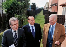 Talijanski ministar
unutarnjih poslova
Roberto Maroni (lijevo)
s premijerom Silvijem
Berlusconijem u obilasku
naselja za smještaj
imigranata u okolici
Catanije - Maroni je
glavni zagovornik teze
da bi Italija trebala
napustiti EU zbog
imigrantske krize